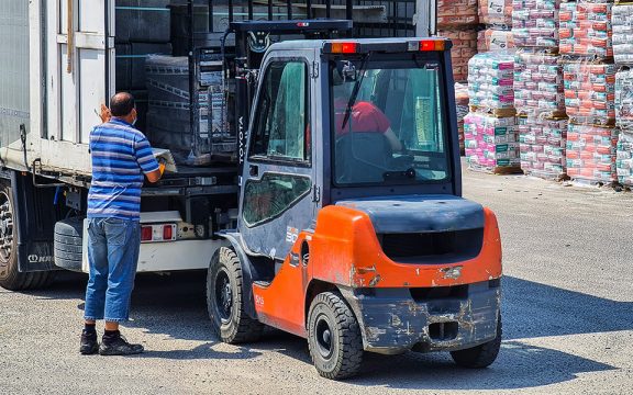 Peligros de que el conductor realice la carga y descarga